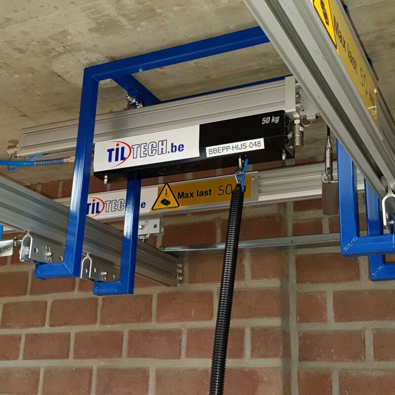 Dubbele verhoogde brug Tiltech met elektrische takel