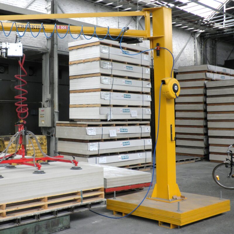 Mobiele zwenkkraan Tiltech met grijper voor houten platen