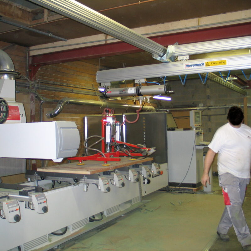 Ergonomisch hefsysteem tilhulp voor houten platen in een schrijnwerkerij