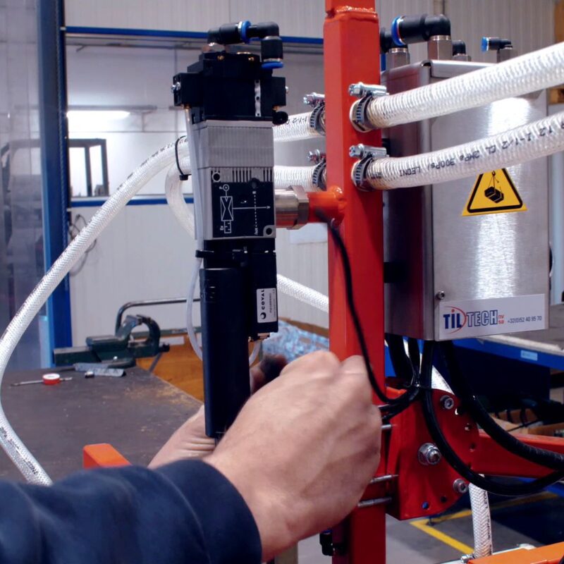 Assemblage professionnel de systèmes de levage sur mesure dans l’atelier Tiltech