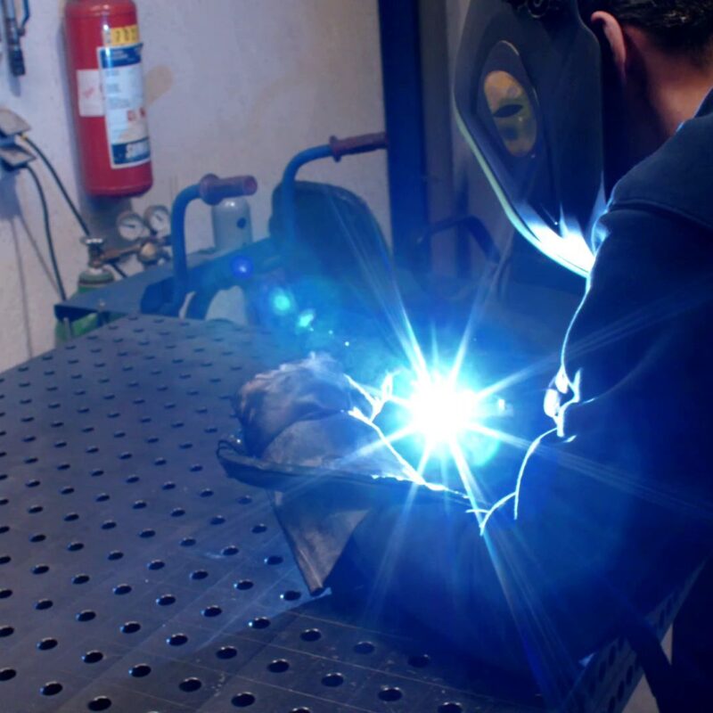 Soudure de qualité dans l’atelier Tiltech pour systèmes de levage sur mesure