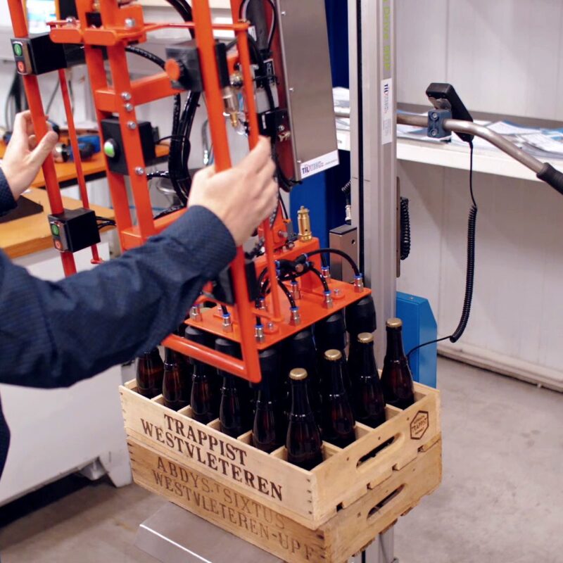Levage ergonomique de bouteilles de bière avec préhenseur adapté