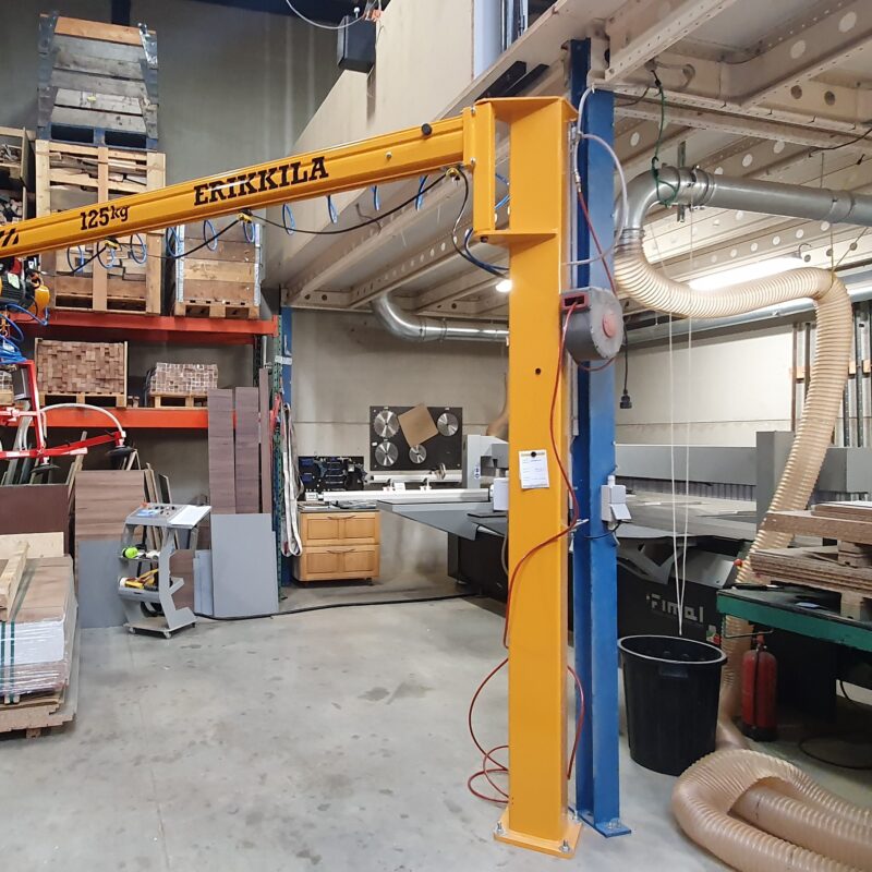 Zwenkkraan met lage inbouwhoogte met Tiltech hefsysteem voor platen