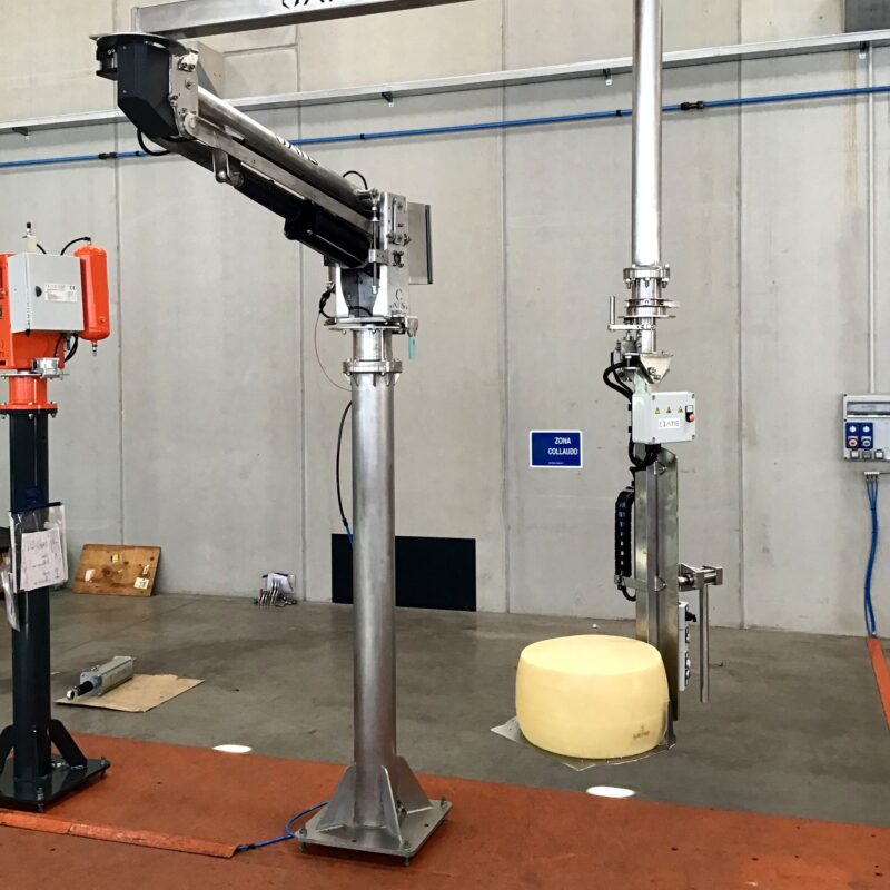 ATIS-manipulator met grijpsysteem voor het tillen van kaas in de voedingssector