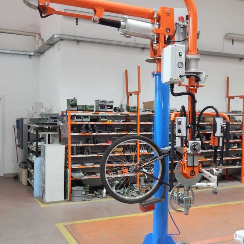 Pneumatische manipulatorarm van ATIS voor het hanteren van fietsen in een rijwielhandel