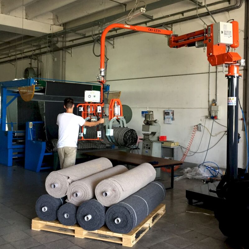 ATIS-manipulator met klem voor het tillen van rollen in de textielindustrie