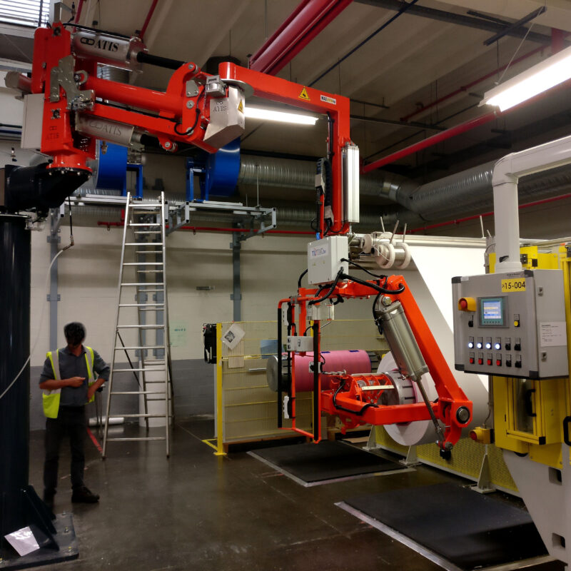 Ergonomische tilhulp voor zware folierollen met kantelfunctie