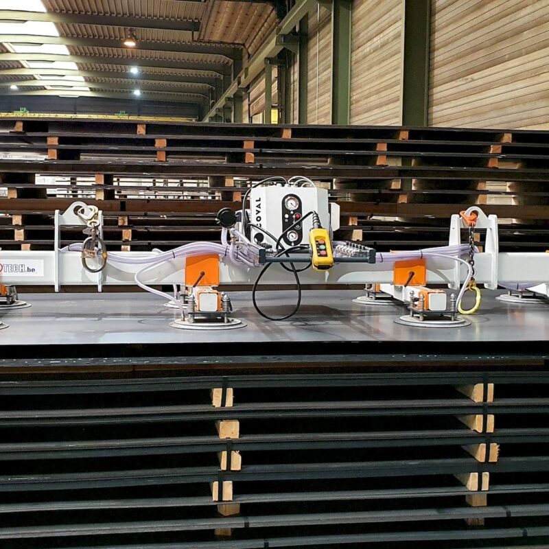 Palonnier à ventouse VacuOpal pour manipuler des tôles en acier lourds en milieu industriel, efficace et ergonomique