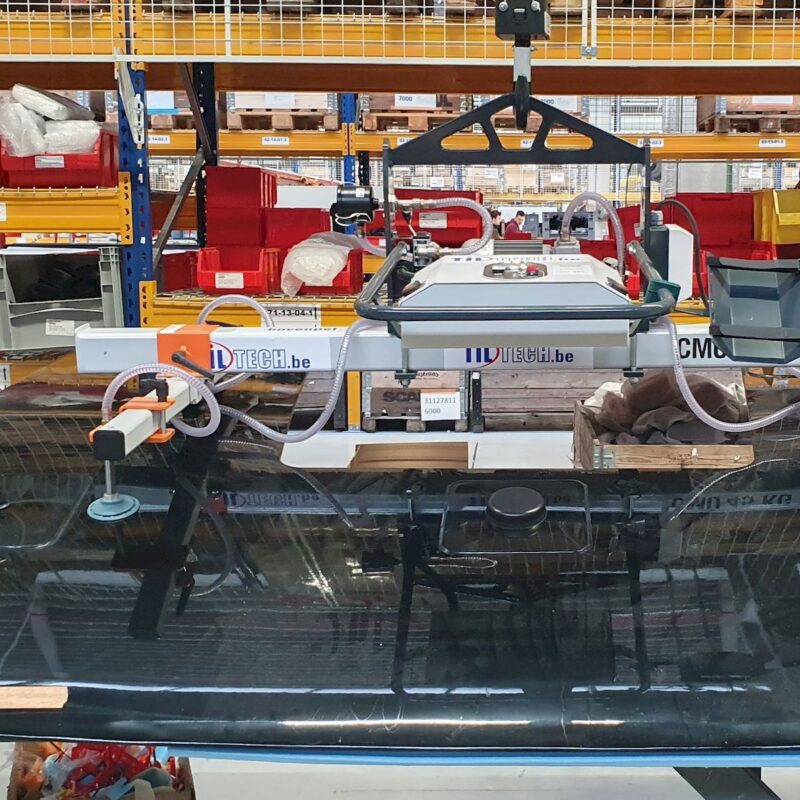 Palonnier à ventouse Coval VacuOpal pour manipuler des plaques de verre en milieu industriel, efficace et ergonomique