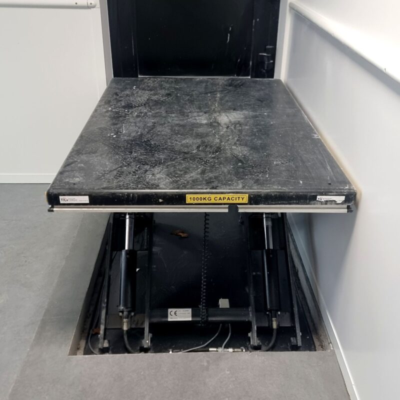 Heftafel welke dient om het hoogteverschil tussen deur en vloer te overbruggen