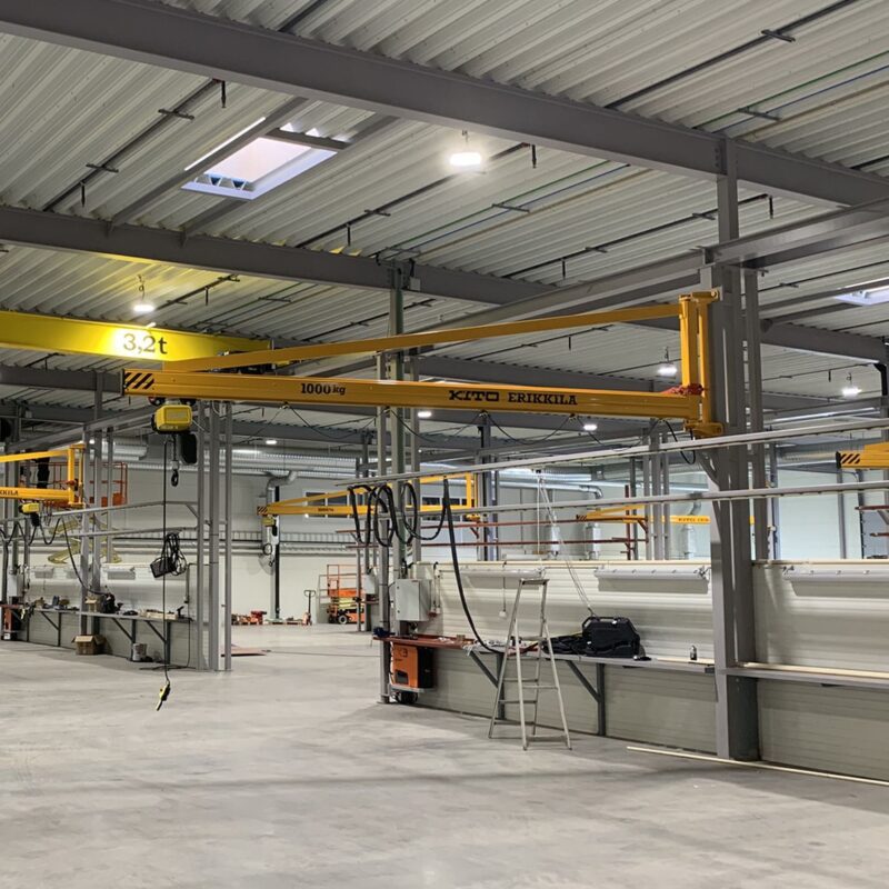 Kolomgemonteerde zwenkkraan voor ergonomische en snelle interne logistiek