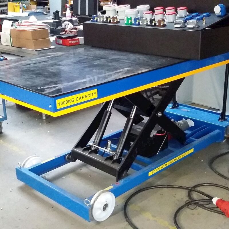 Stacker met verstelbare vorken, geschikt voor nauwkeurige hefbewegingen op de werkvloer