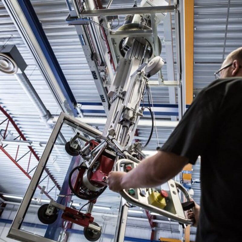 Ergonomische tilhulp voor het veilig tillen van glas aan railsysteem