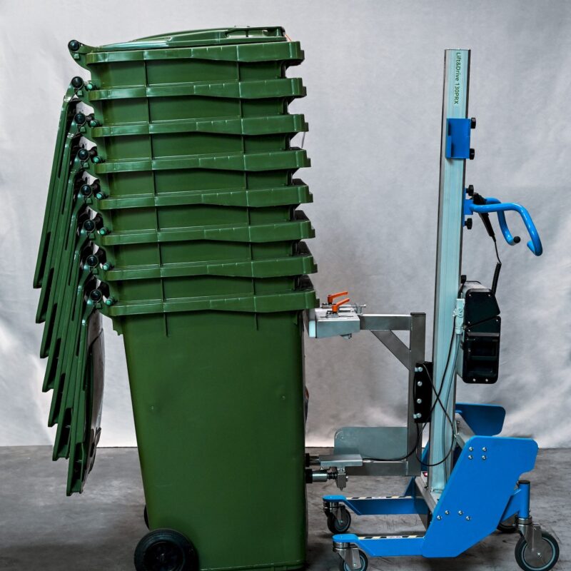 Pronomic liftkar 130PRX met grijper voor het veilig verplaatsen van zware rolcontainers