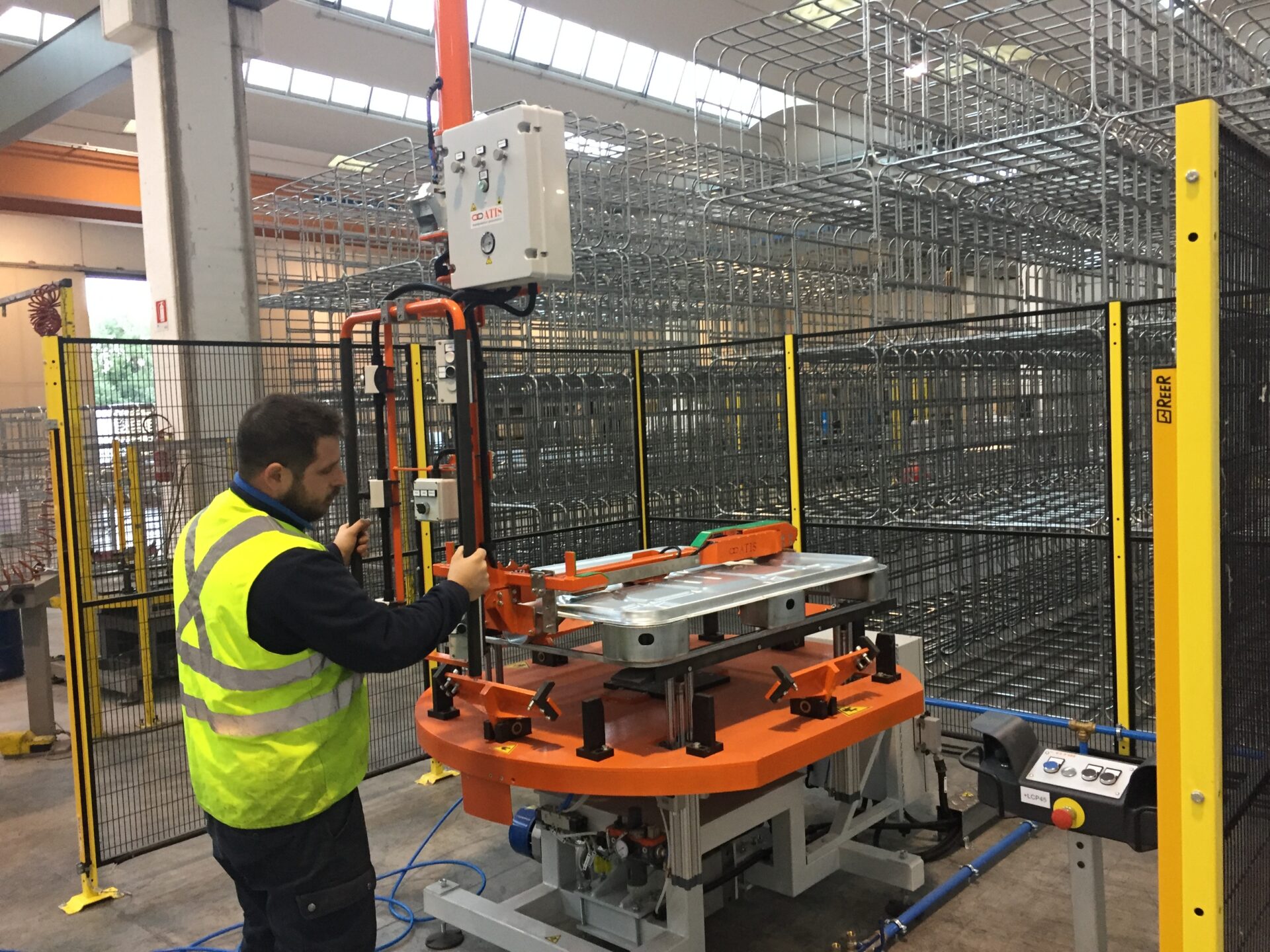 Close up pneumatische klemmengrijper met ergonomisch stuur | Atis