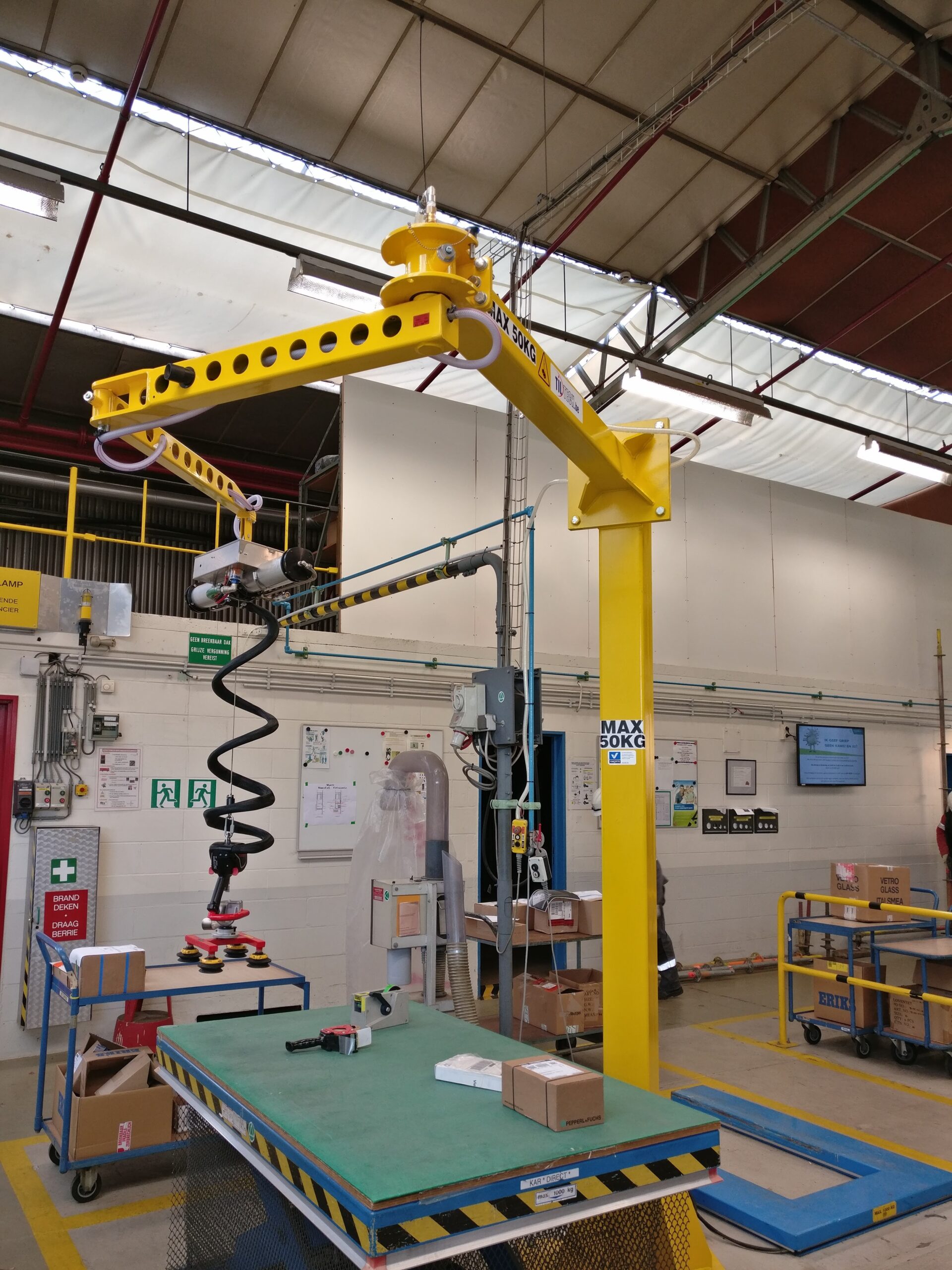 Ergonomische tilhulp voor dozen met basic knikarm | Lifts All