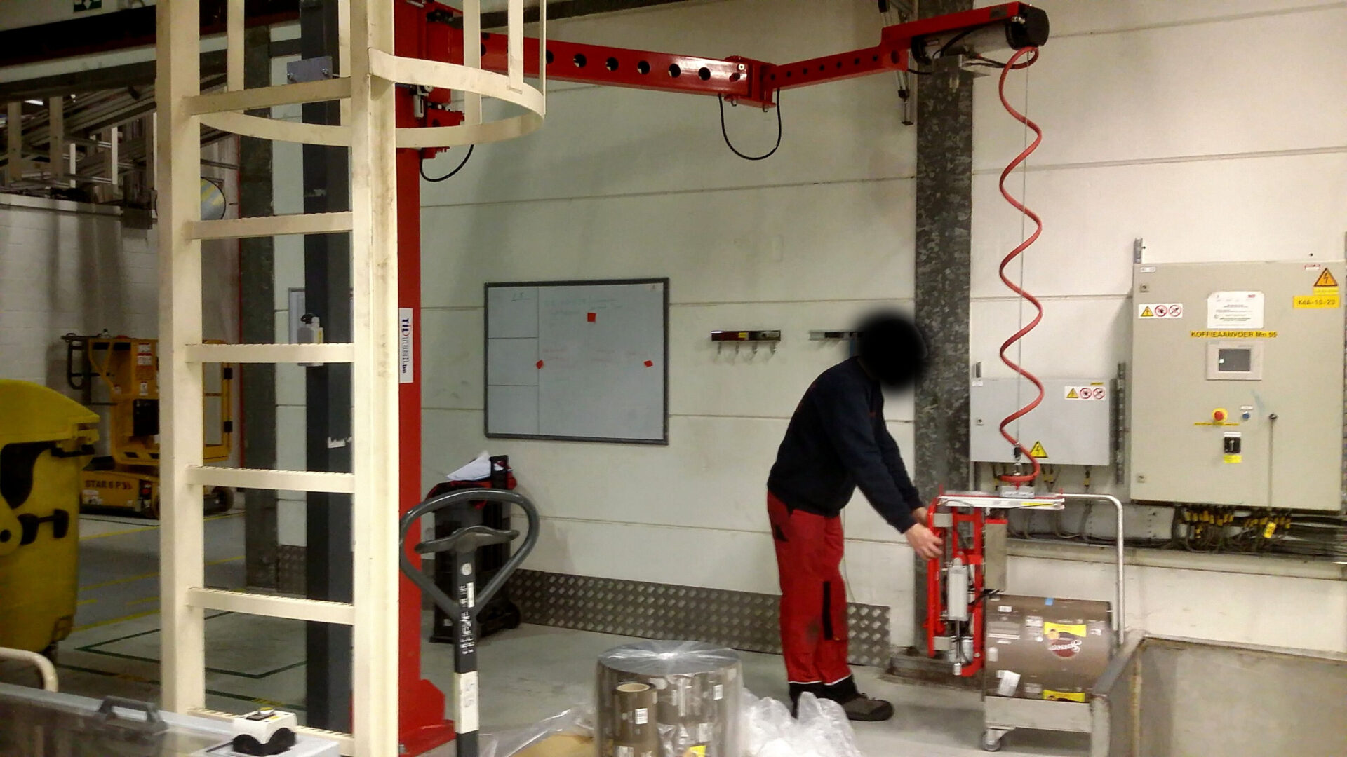 Système de levage ergonomique pour de bobines avec broche expansible | Lifts All