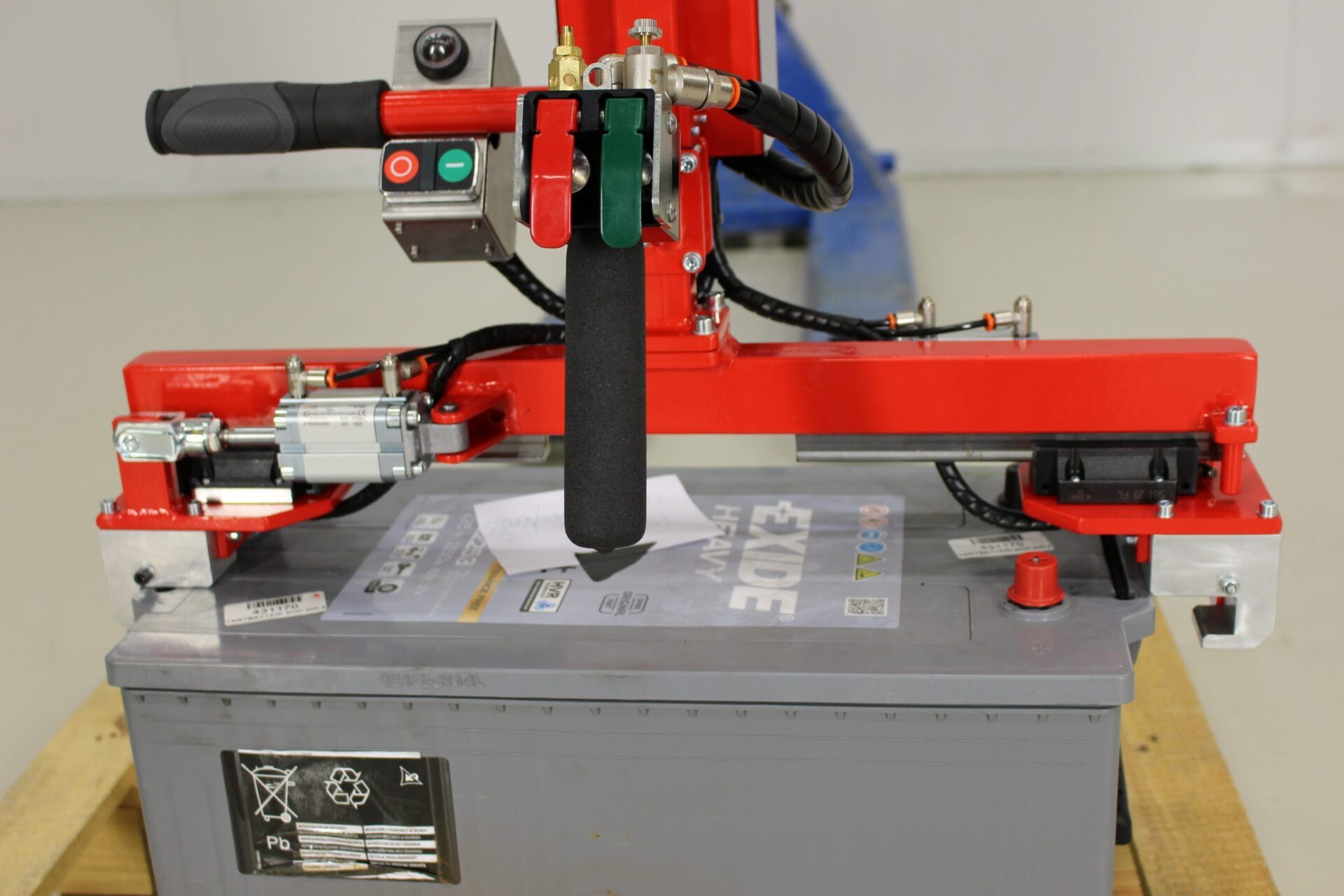 Ergonomisch hefsysteem om autobatterijen te tillen | Tiltech