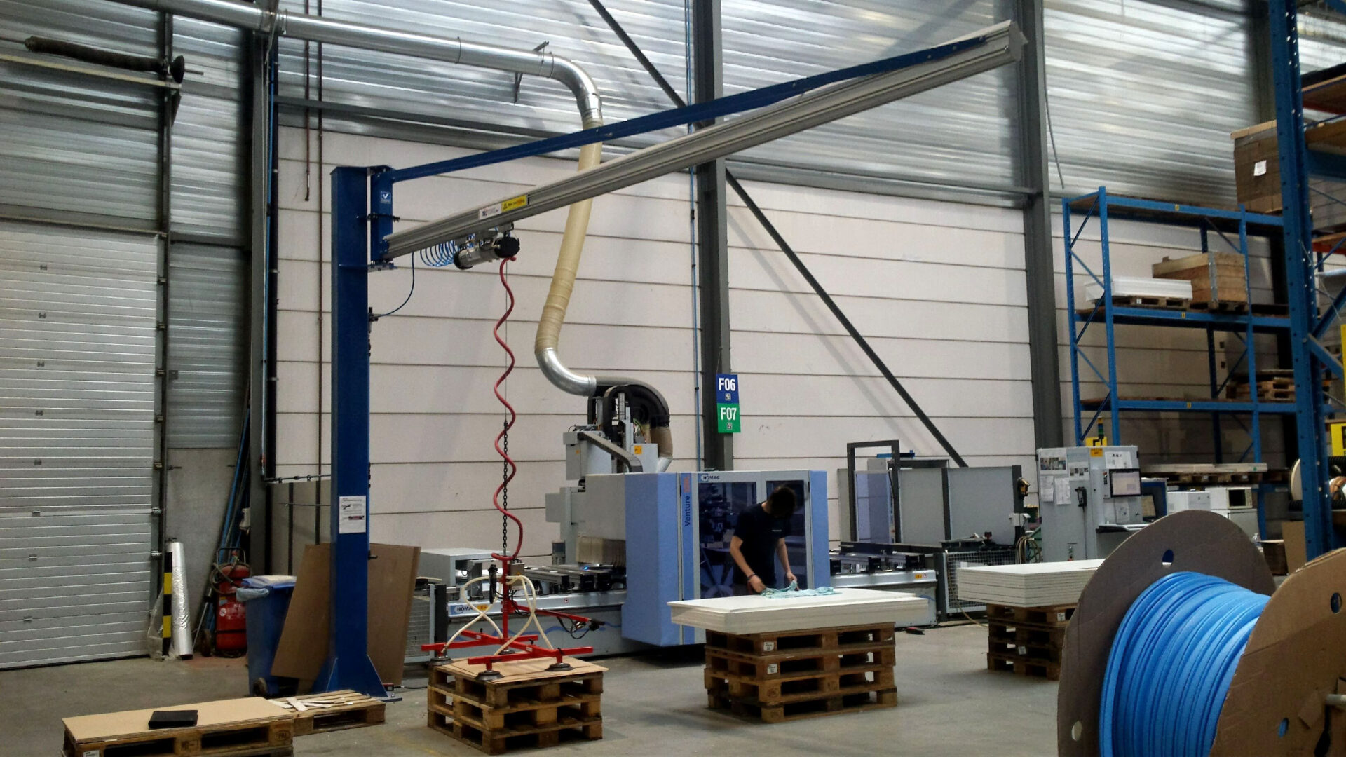 Système de levage ergonomique pour panneaux en bois lourds | Tiltech