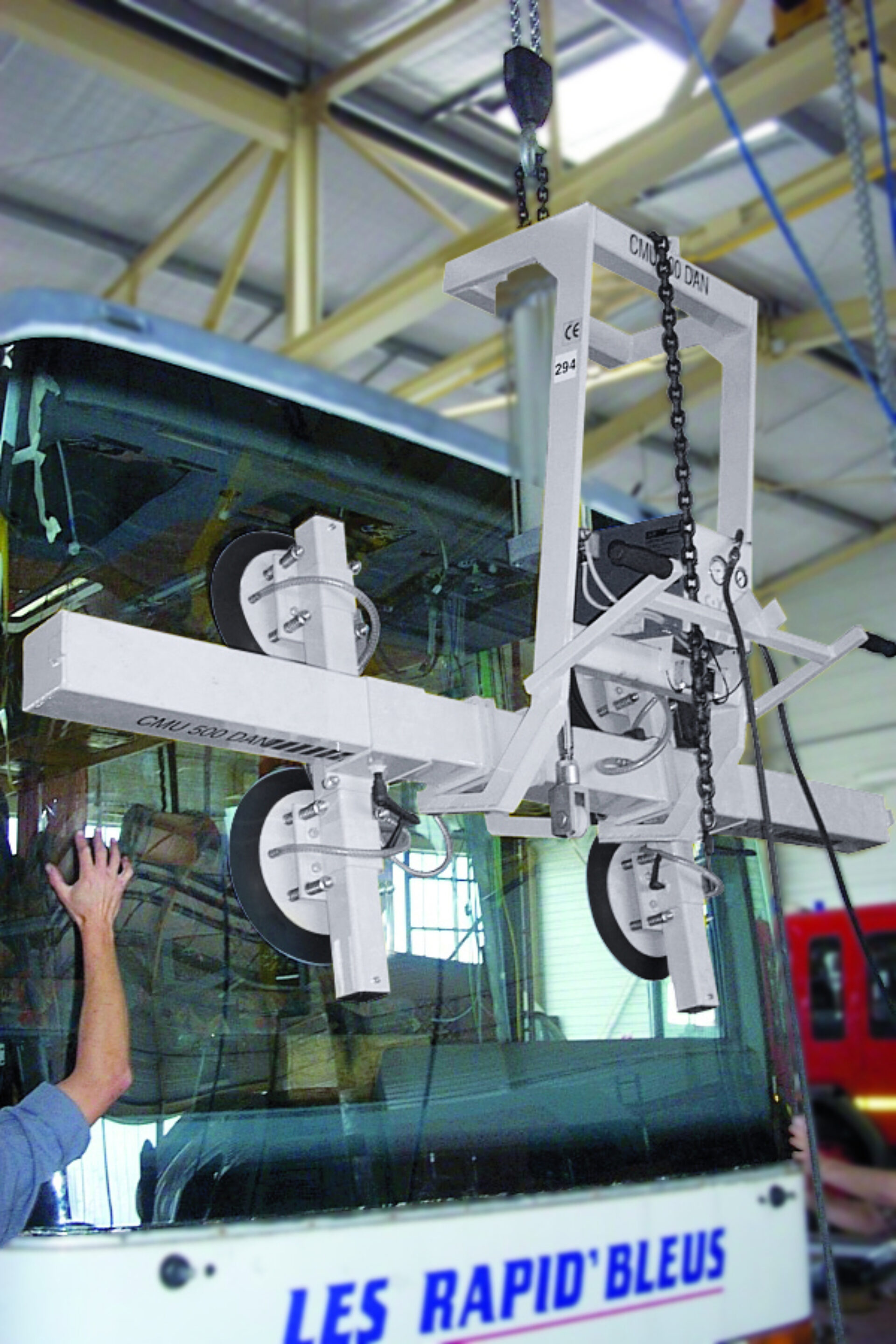 Palonnier à ventouses pour vitrages de bus sur pont roulant | Coval