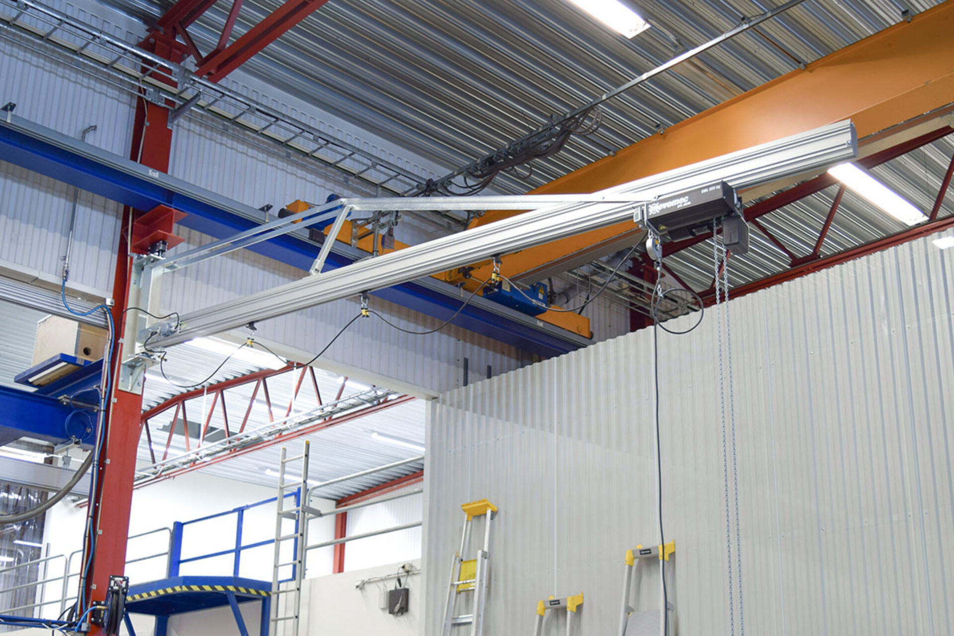 Potence murale avec palan à fréquence variable | Movomech