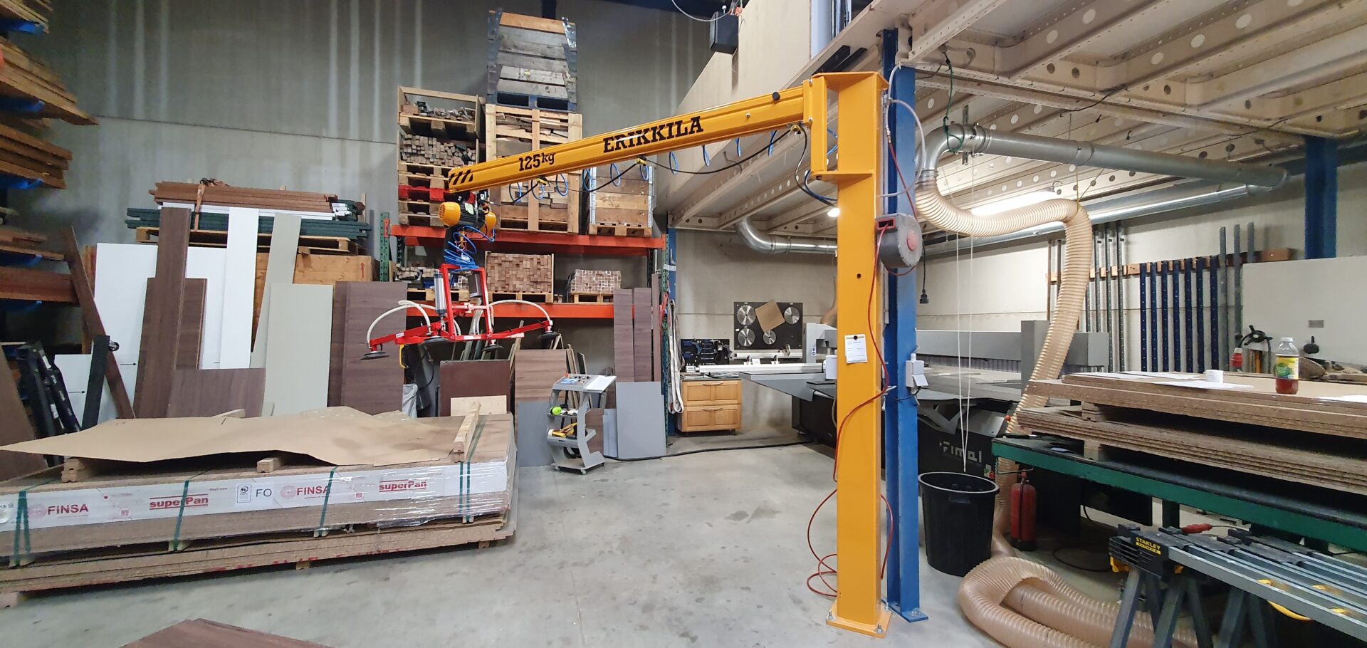 Potence de levage à hauteur réduite avec système de levage Tilmaster pour panneaux bois | Tiltech