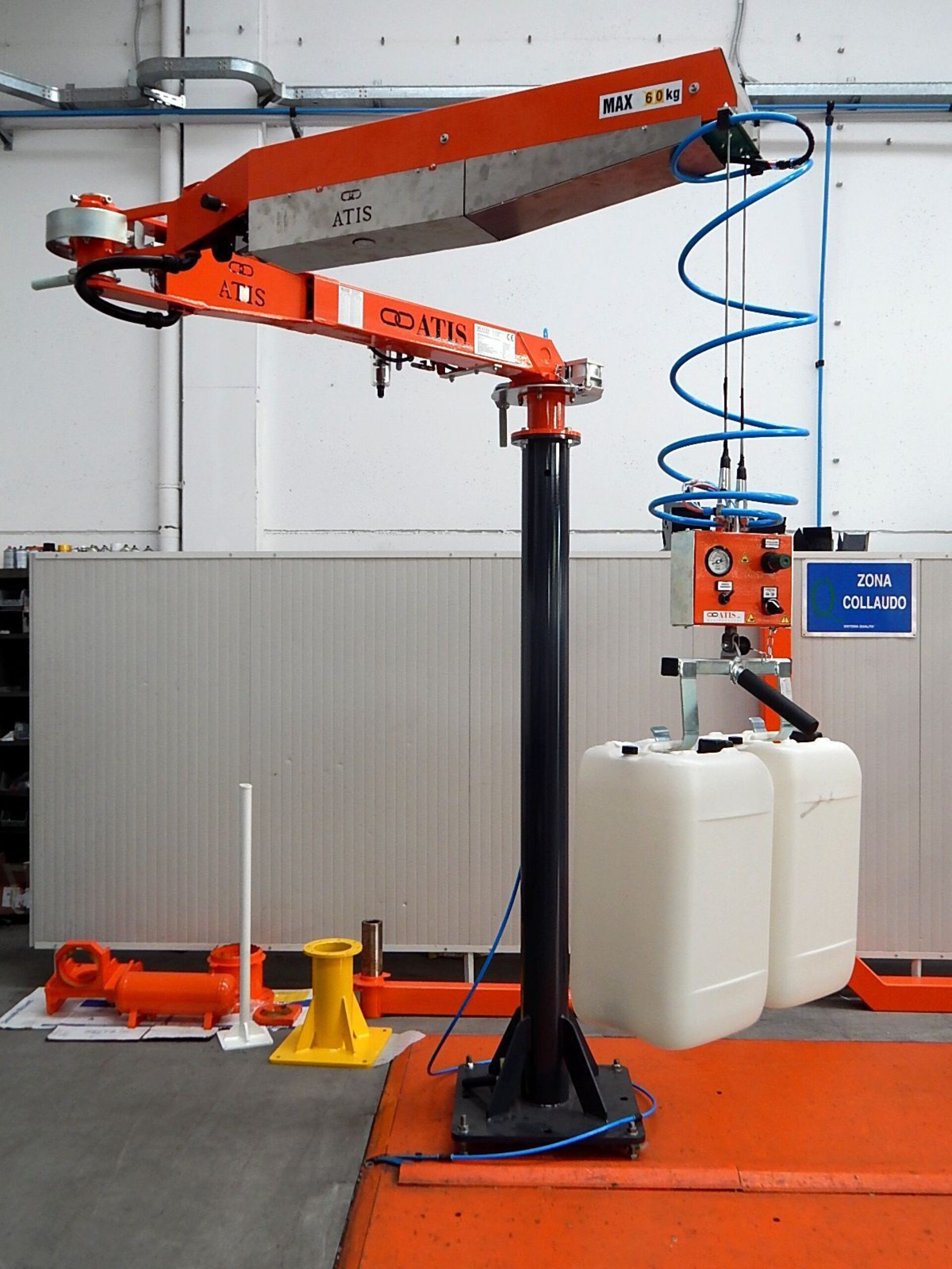 Manipulateur flexible Acer avec crochets pour la manutention, le levage et le positionnement de fûts, barils ou bidons dans l'industrie chimique | Atis