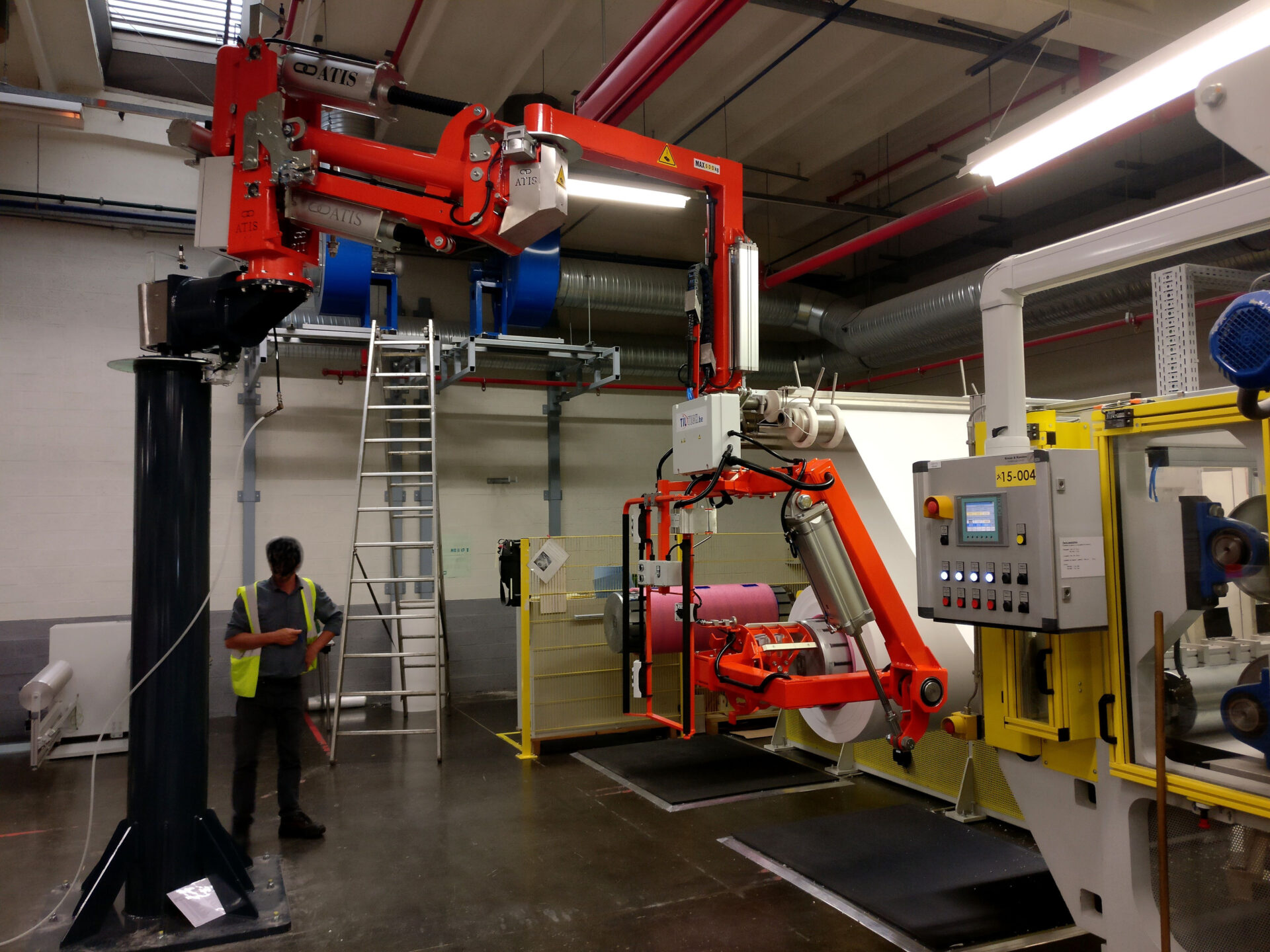 Ergonomische tilhulp Mirus voor zware folierollen met kantelfunctie | Atis