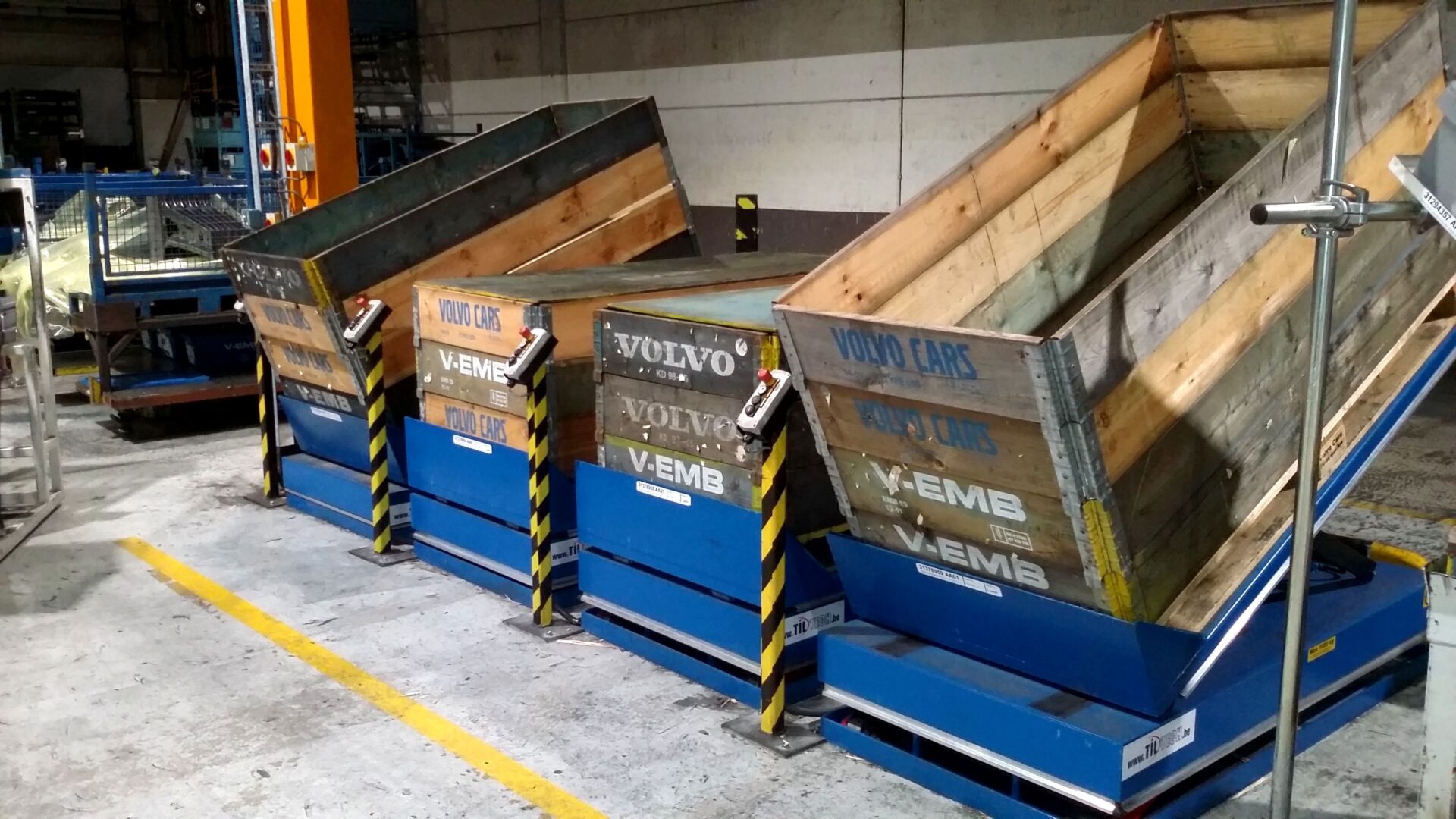 Kantelbare schaarheftafel voor ergonomisch lossen van kisten