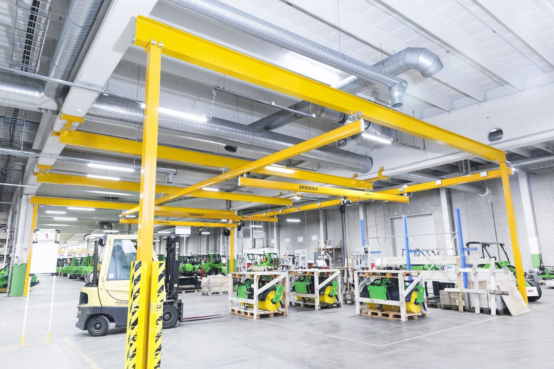 Modulair railsysteem met meerdere bruggen voor flexibel intern transport en optimale werkprocessen | Erikkila