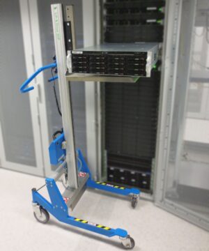 pronomic elektrische ministapelaar hevelt serverunits en batterijen in datacenters